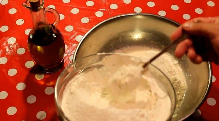 Do těsta vkládáme mouku.