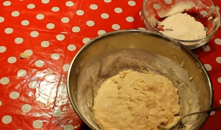 Uhněteme lepkavé těsto.