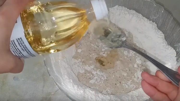 Cuando se activa la levadura, agregue aceite vegetal.