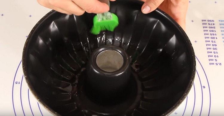 Ungeți un vas de copt cu ulei vegetal.