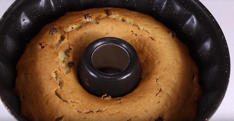 Coacem o ceașcă, pregătirea poate fi verificată cu o broșă din lemn.