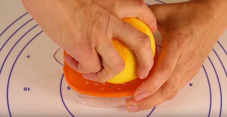 Stoarceți sucul dintr-o portocală, aveți nevoie de un pahar de suc.