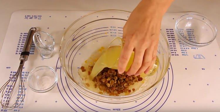 Adăugați stafidele și sucul în zahăr cu ulei vegetal.