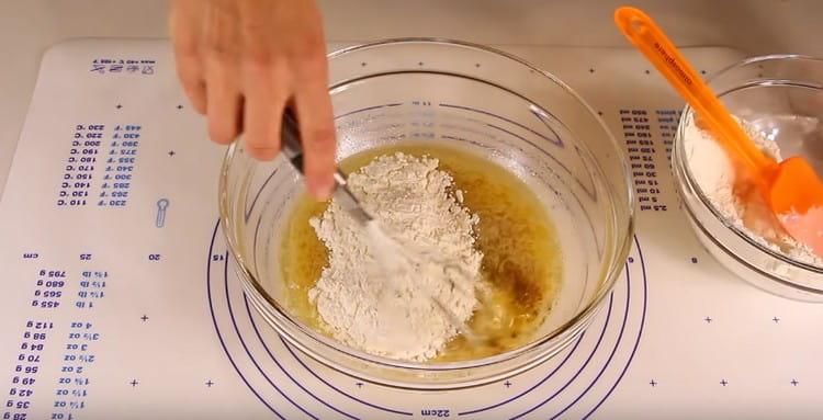 Introducem puțin făina.