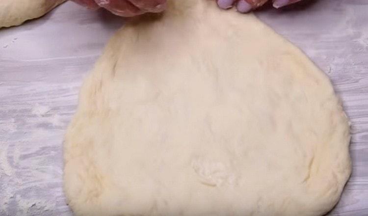 Întindem fiecare gol cu ​​mâinile noastre, formând un tort.