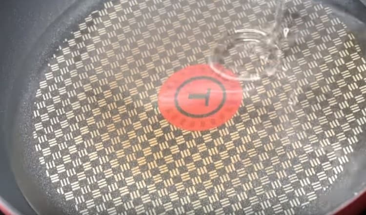 Încălzim tigaia, turnăm uleiul vegetal.