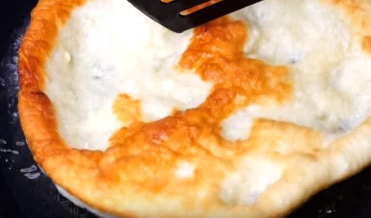 Întindem tortul în ulei și prăjim pe ambele părți.