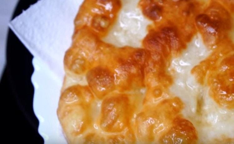 Transferăm tortul finit pe prosoape de hârtie.