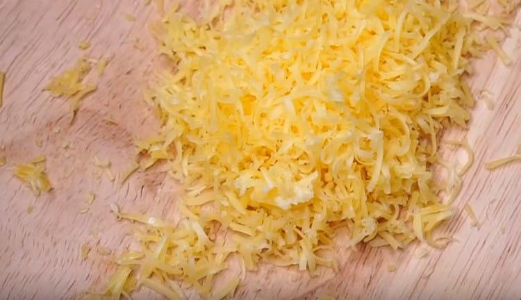 Gratiți brânza.