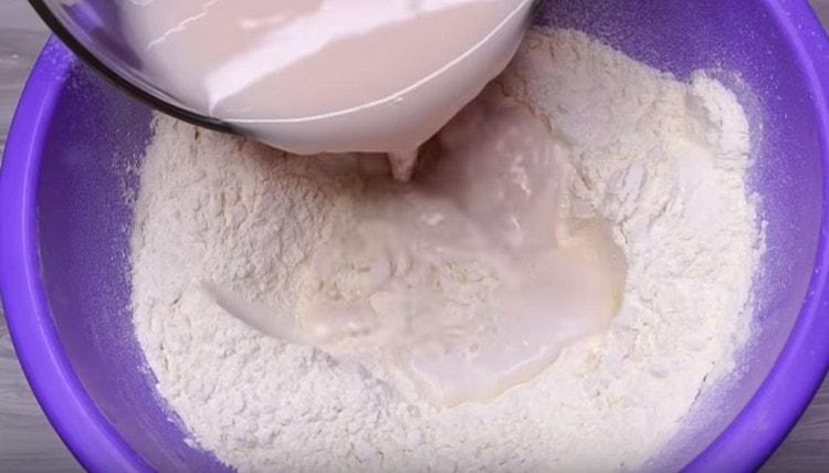 Adăugați amestecul de drojdie în făină.
