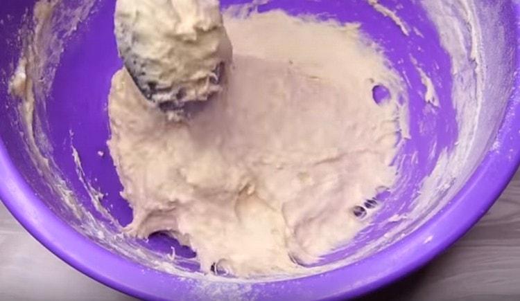 Amestecă aluatul, va fi lipicios și lichid.