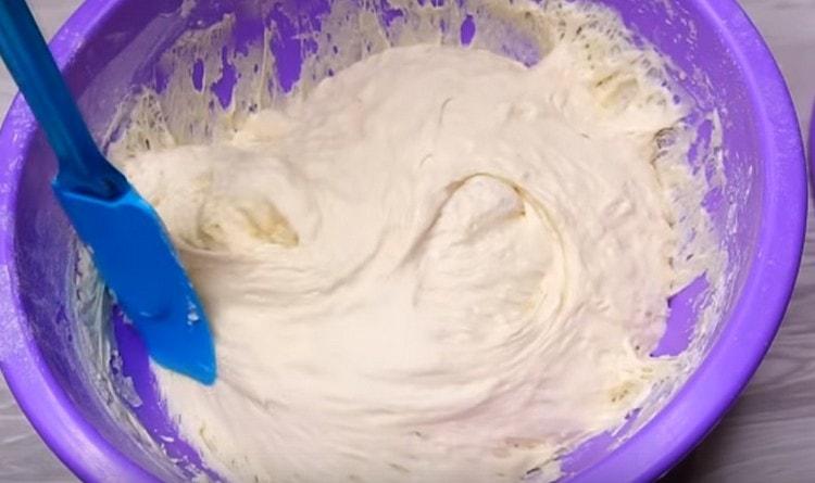 Când aluatul crește, îl zdrobim și lăsăm să crească din nou.