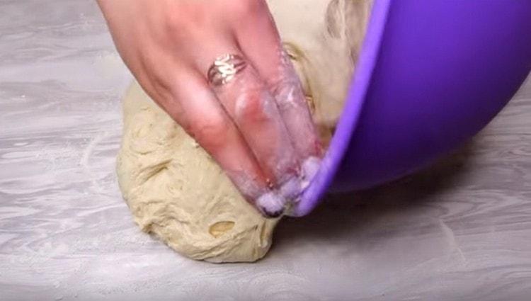 Aluăm aluatul final pe o masă presărată cu făină.