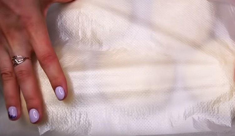 Formăm bile porționate din aluat și le lăsăm să stea și să se ridice, acoperindu-le cu o peliculă aglomerată sau o pungă.