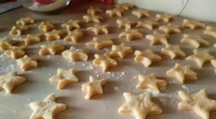 We spread all the crumpets on a table sprinkled with flour.