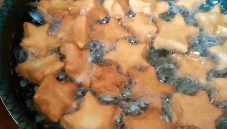 Fry the crumpets in a hot vegetable oil.