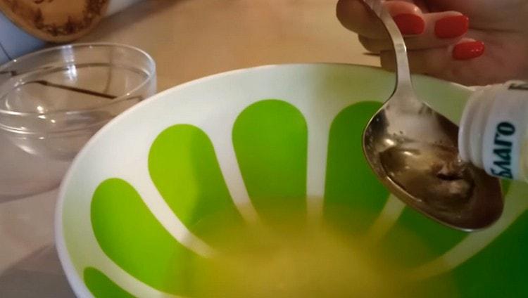 We introduce vegetable oil to the liquid components.