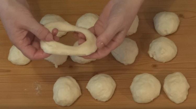 În fiecare piesă de lucru facem o gaură în centru.