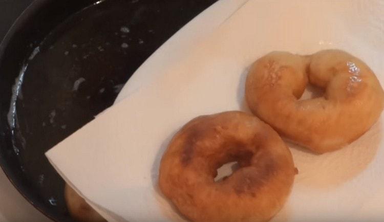 Din tigaie transferam crăpăturile pe prosoape de hârtie.