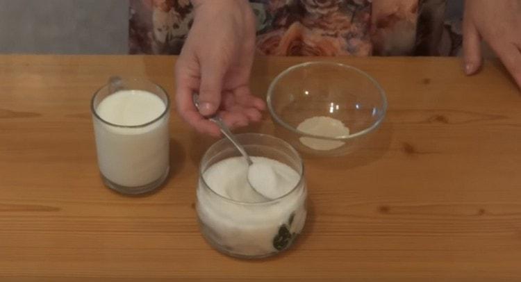 Combinați drojdia uscată și zahărul.