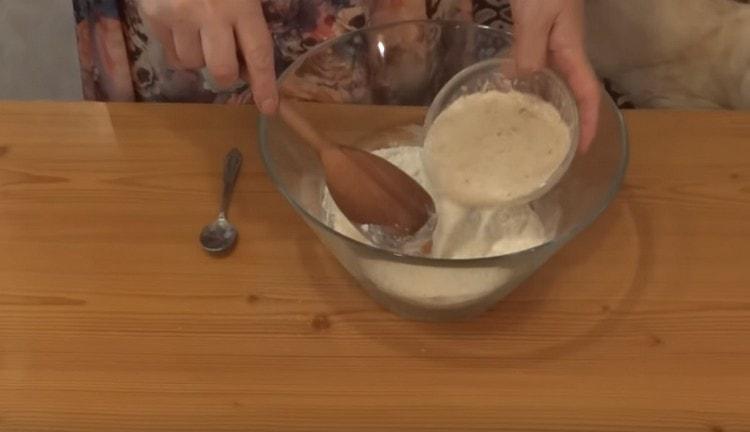 Adăugați masa de drojdie în făină.