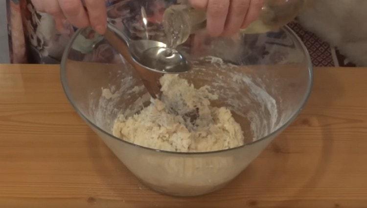 De asemenea, adăugăm ulei vegetal la aluat.