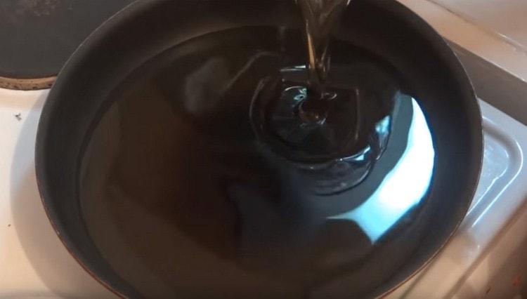 Încălziți uleiul într-o tigaie sau o cratiță.