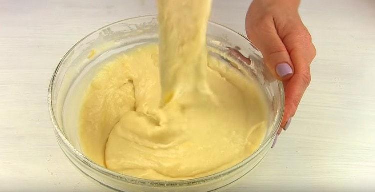 Amestecă aluatul până este neted.