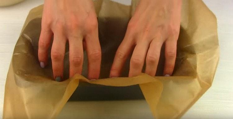 Acoperiți tigaia cu tort cu pergament.