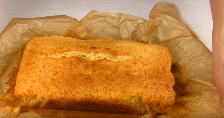 Este necesar să scoateți cupcake-ul din formă după răcirea completă.