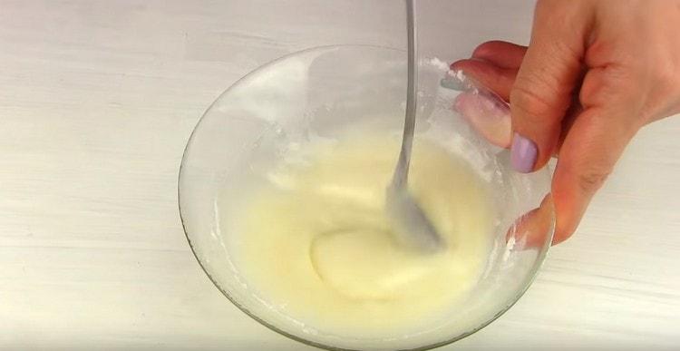 Amestecă glazura până la neted.