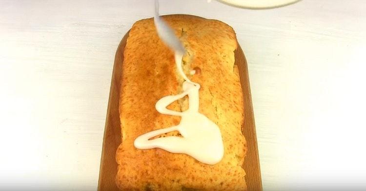 Ungeți tortul răcit cu glazură.