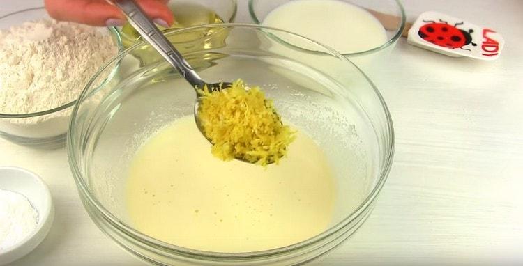 Adăugați coaja de lămâie.