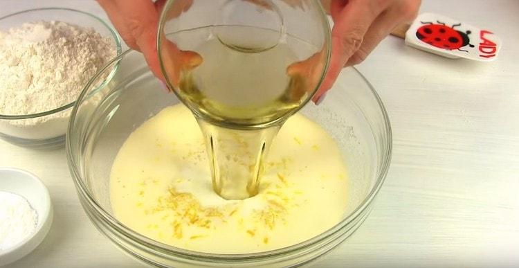 Adăugați și ulei vegetal.