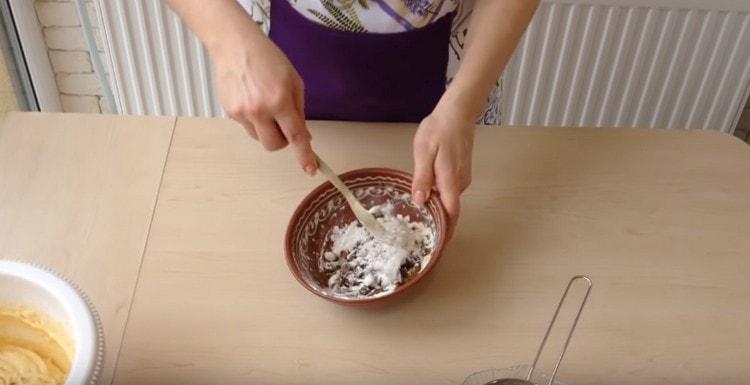 Добавете малко брашно към стафидите и разбъркайте.