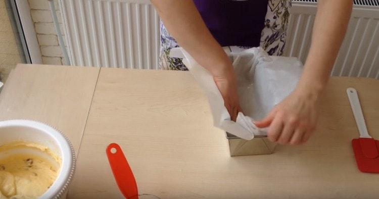 покрийте тавата за торта с мазнина хартия, намазана с растително масло.