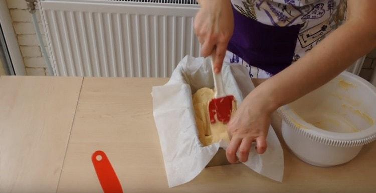 Разпределяме тестото във формата.