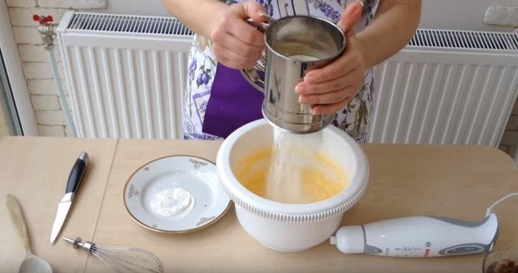 Пресейте брашно в масата.