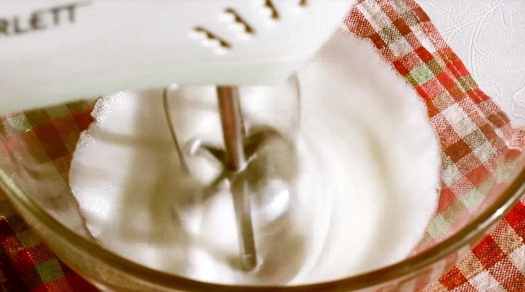 Batem les clares d’ou per fer el glaçament.