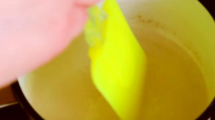 Cuinar el xarop de sucre.