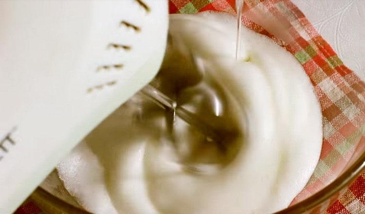 Introduïm el xarop calent en un esquirol en un raig prim i ho batem uns minuts més.