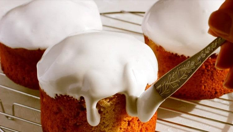 Com veieu, aquesta recepta de pastís de Pasqua amb formatge cottage sense llevat és força senzilla, però permet obtenir pastissos molt gustosos.