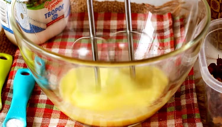 Per començar, bateu els ous amb un polsim de sal amb una batedora.