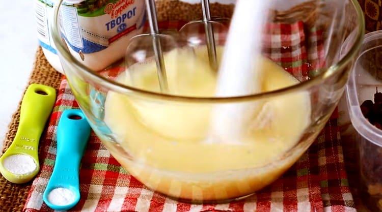 Afegiu el sucre i el sucre de vainilla als ous, torneu-ho a batre.