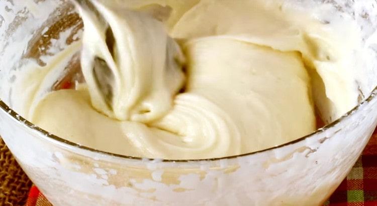 En diverses etapes introduïm la farina als components líquids i amassem la massa.