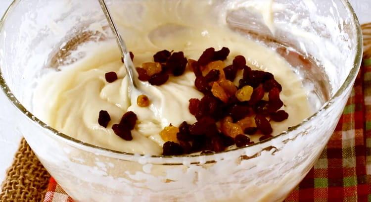 Afegiu les panses i els fruits secs a la massa.