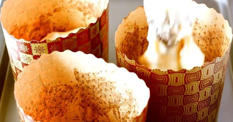 Repartim la massa en pastissos greixats per a coques.