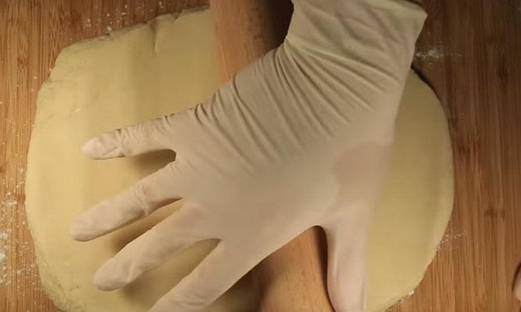 Изваждаме тестото от хладилника и разточваме.