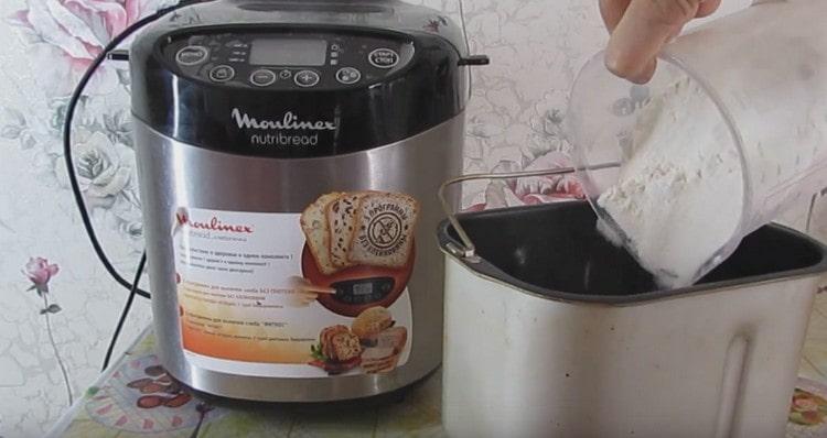 Afegiu la farina a la massa.