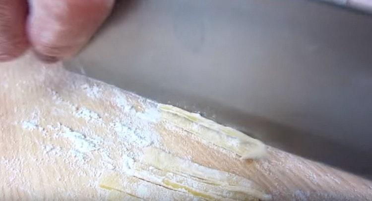 Každý pás těsta rozřežeme na tenké proužky.